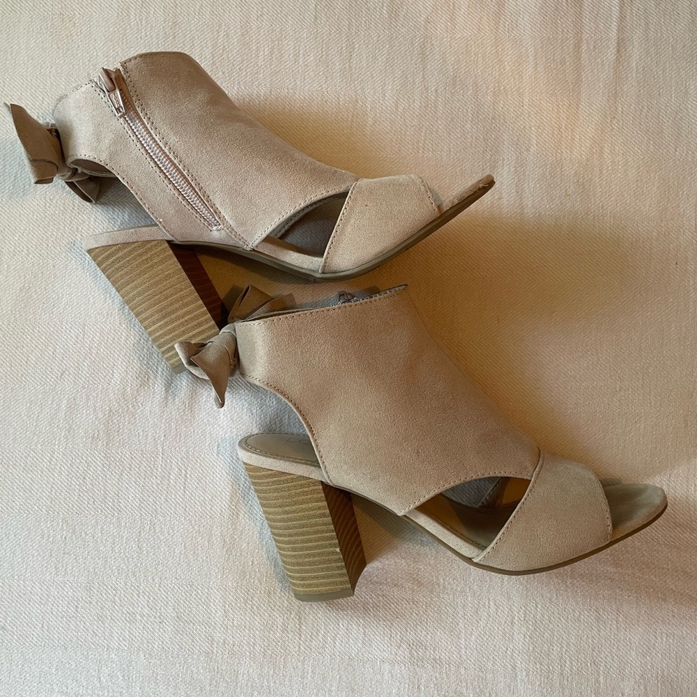 WOMENS HEEL WITH BOW ON BACK